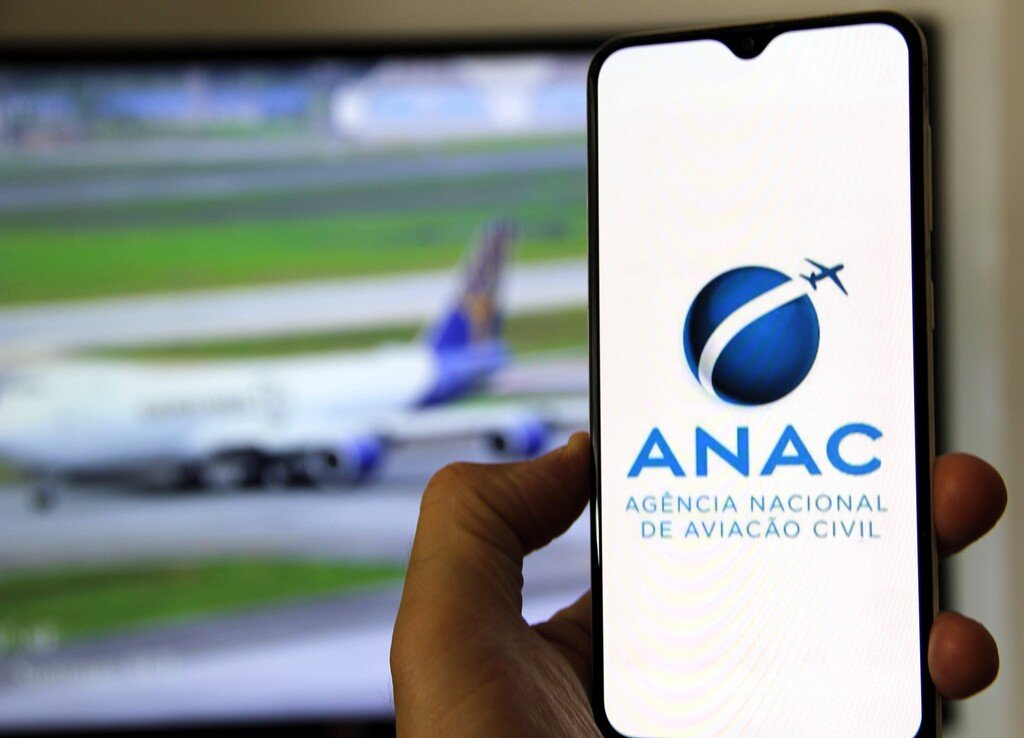 anac-servicos-digitais-aviacao-civil.jpg Logo da ANAC em smartphone, ilustrando acesso aos serviços digitais da aviação civil