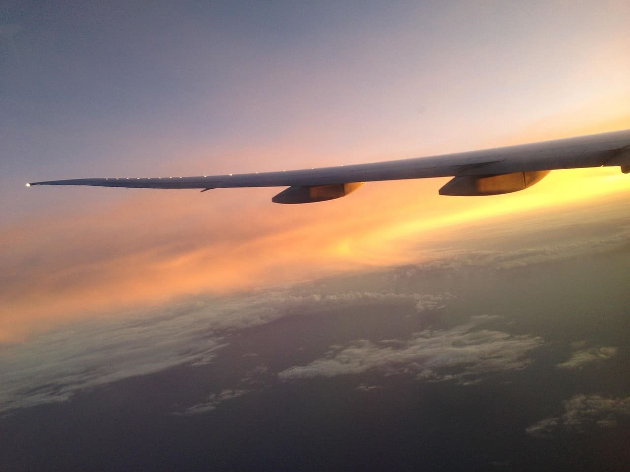 asa de avião em voo durante operação aérea comercial