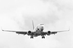 avião comercial em procedimento de pouso conforme normas da ANAC